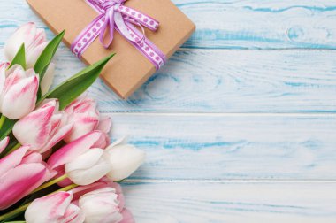 Pastel renkli laleler sofrayı süsler, huzurlu ve canlı bir zemin sağlar, bahar kutlamaları ya da basit sevinçler için mükemmeldir.