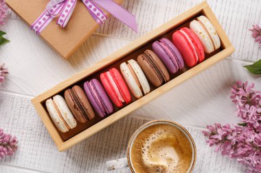 Kutuda renkli badem kurabiyeleri. Canlı renkler ve karşı konulmaz bir tatlılıkla sergileniyor.