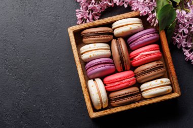 Kutuda renkli badem kurabiyeleri, canlı renkler ve fotokopi uzayı ile karşı konulmaz bir tatlılıkla sergileniyor.