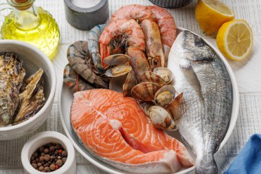 Deniz ürünleri tabağı: karides, somon, istiridye.