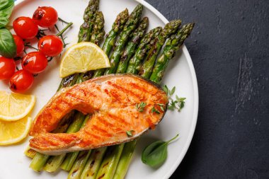 Izgara somon bifteği ızgara kuşkonmaz, lezzetli ve sağlıklı bir yemek. Kopyalama alanı ile