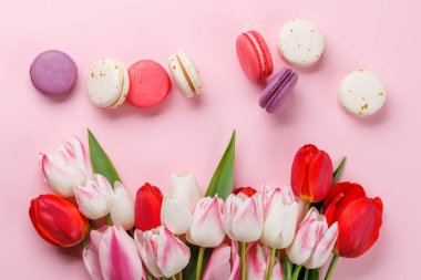 Pastel renkli laleler ve canlı kurabiyeler, kutlamalar için mükemmel ve büyüleyici bir sahne sunuyor.