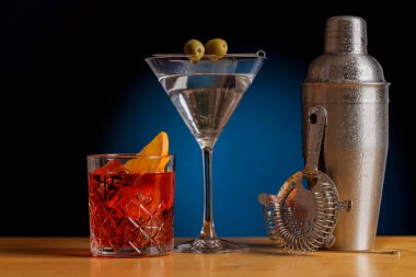 Kokteyl cazibesi: Kokteyl karıştırıcılı bir bar masasında güzelce düzenlenmiş içkiler