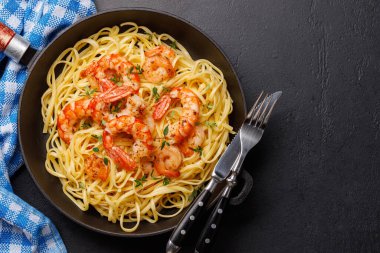 Kekikle süslenmiş nefis bir İtalyan makarnası mükemmel bir deniz ürünleri düşkünlüğü yaratıyor. Kopyalama alanı olan düz