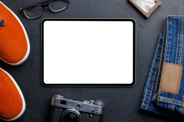 Taş Arkaplanda Erkek Giysileri: Kot, Spor Ayakkabı, Gözlük, Boş Ekran Tableti ile Düz Yatış