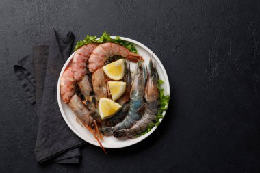 Tabakta çiğ karides, pişmeye hazır. Kopyalama alanı olan düz