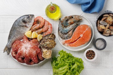 Deniz ürünleri tabağı, karides, somon, istiridye. Düz yatıyordu