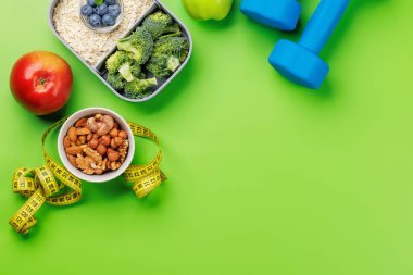 Sağlıklı yiyecek ve spor malzemeleri. Kopyalama alanı olan düz