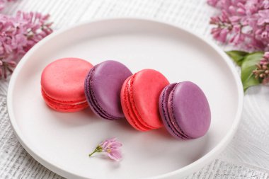 Renkli badem kurabiyeleri, canlı renkler ve karşı konulmaz bir tatlılıkla sergileniyor.