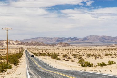 Hiç bitmeyen bir yolun perspektifi, güzel bir yere yolculuk ve macera.
