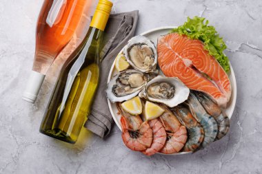 Deniz ürünleri tabağı, karides, somon, istiridye. Düz yatıyordu