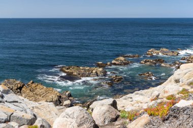Büyüleyici bir kıyı manzarası muhteşem okyanusu Kaliforniya 'daki manzaralı 17 mil yol boyunca gösteriyor.