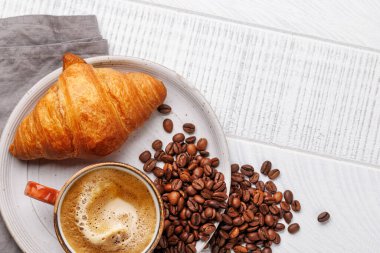 Cappuccino kahve ve ahşap masada taze kruvasan. Kopyalama alanı olan düz