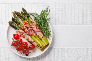 Pastırma ve yumurta soslu ızgara kuşkonmaz. Kopyalama alanı olan düz