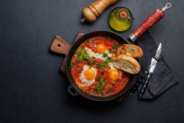 Tavada nefis shakshuka kahvaltısı. Kopyalama alanı olan düz