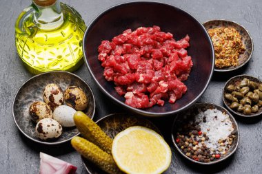 Salatalık turşusu ve tost ekmeğiyle lezzetli etli tartar pişiriyorum.