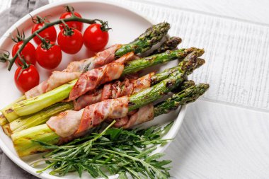 Pastırma ve yumurta soslu ızgara kuşkonmaz. Kopyalama alanı olan düz