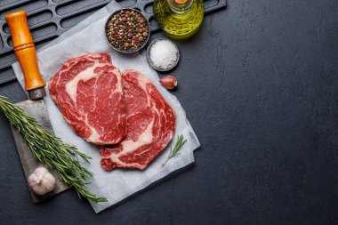 Lezzetli baharatlı çiğ pirzola. Kopyalama alanı olan düz