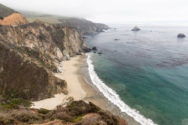 Büyüleyici bir kıyı manzarası. Muhteşem okyanus manzarası Kaliforniya 'nın 1. otoyolu boyunca uzanıyor.