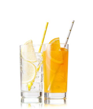 Beyaz bardakta buzlu limonata.