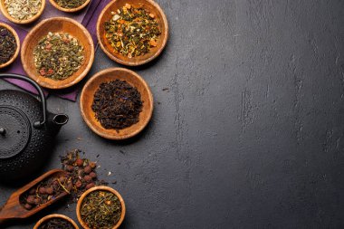 Tahta kaselere yerleştirilmiş çeşitli çaylardan oluşan bir koleksiyon. Kopyalama alanı olan düz