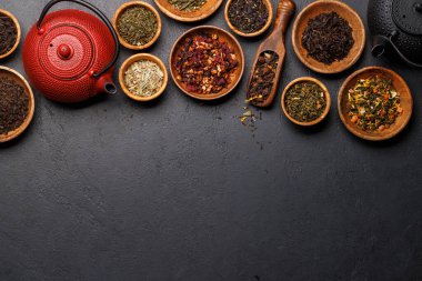 Tahta kaselere yerleştirilmiş çeşitli çaylardan oluşan bir koleksiyon. Kopyalama alanı olan düz