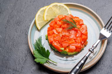 Lezzetli somon ve avokado tartar. Kopyalama alanı olan düz