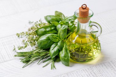 Masanın üzerinde çeşitli otlar ve baharatlar var. Mutfağa canlı renkler ve zengin aromalar ekliyorlar.