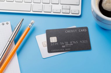 Ofis masasındaki kredi kartlarında malzemeler var. Bankacılık kavramı