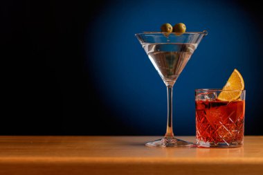 Kokteyl cazibesi: İçecekler fotokopi alanı olan bir bar masasında güzelce düzenlenmiştir