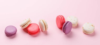 Renkli badem kurabiyeleri, canlı renkler ve karşı konulmaz bir tatlılıkla sergileniyor.