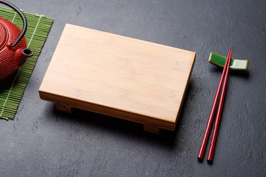 Tahta, Çaydanlık ve Çubuklarla Japon Masa Ayarları