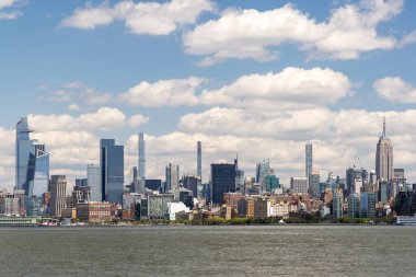 New York City silueti. Manhattan Gökdelenleri Hudson Nehri üzerinde