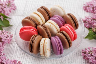 Renkli badem kurabiyeleri, canlı renkler ve karşı konulmaz bir tatlılıkla sergileniyor.