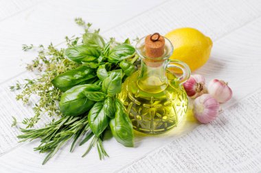 Masanın üzerinde çeşitli otlar ve baharatlar var. Mutfağa canlı renkler ve zengin aromalar ekliyorlar.