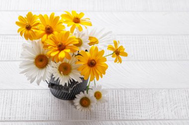 Ahşap arka planda çeşitli papatya çiçekleri. Kopyalama alanı ile, bir şablon veya model için mükemmel