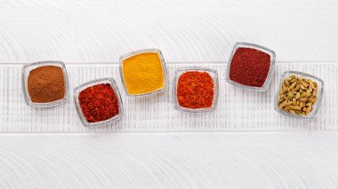 Masaya çeşitli baharatlar, canlı renkler ve mutfağa zengin aromalar eklemek.