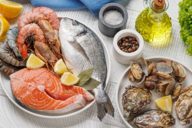 Deniz ürünleri tabağı: karides, somon, istiridye.