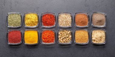 Masaya çeşitli baharatlar, canlı renkler ve mutfağa zengin aromalar eklemek.