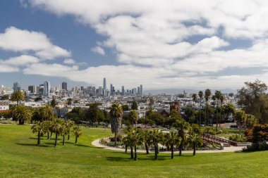 Ufukta San Francisco silueti olan yeşil bir park.