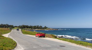 Büyüleyici bir kıyı manzarası muhteşem okyanusu Kaliforniya 'daki manzaralı 17 mil yol boyunca gösteriyor.
