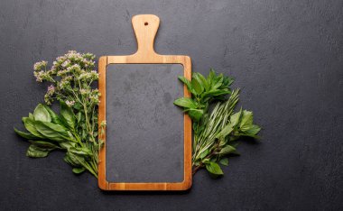 Masaya çeşitli otlar ve baharatlar koyarak, mutfağa canlı renkler ve zengin aromalar ekleyerek fotokopi alanı ile