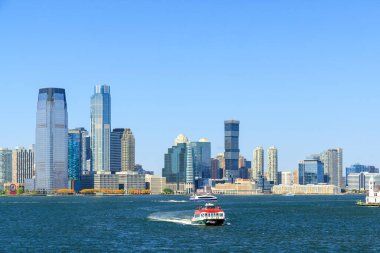 Jersey City silueti. Hudson nehrinin karşısındaki gökdelenler
