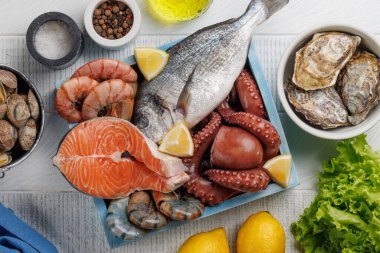 Deniz ürünleri tabağı, karides, somon, istiridye. Düz yatıyordu