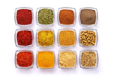 Masaya çeşitli baharatlar, canlı renkler ve mutfağa zengin aromalar eklemek.