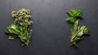 Masaya çeşitli otlar ve baharatlar koyarak, mutfağa canlı renkler ve zengin aromalar ekleyerek fotokopi alanı ile