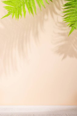 Boş tablo ve yaprak gölgeli duvar şablonu, ürün sunumu ve maketi için mükemmel