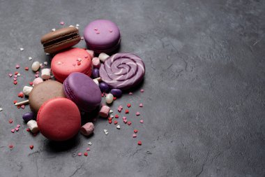 Çeşitli renkte badem kurabiyeleri. Fotokopi alanı ile taş üzerine tatlı