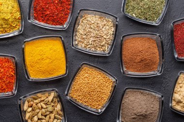 Masaya çeşitli baharatlar, canlı renkler ve mutfağa zengin aromalar eklemek.