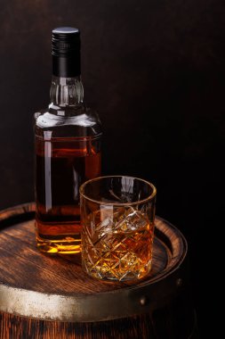 Kırsal bir fıçıda buzlu viski bardağı, klasik bir yudum. Kopyalama alanı ile